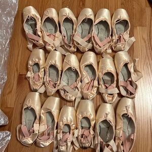 9 pairs of used pointe shoes